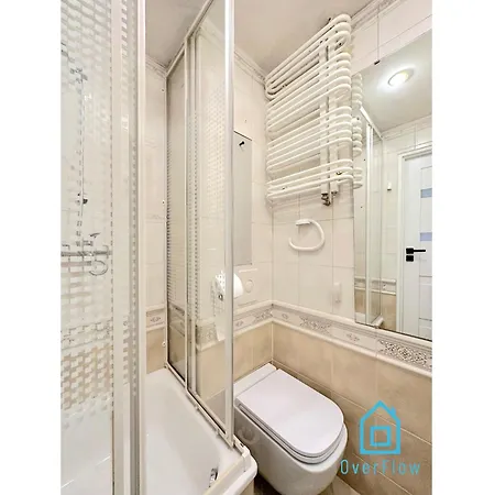 Lägenhet Honey Apartment- Cozy Retreat, 10 Minutes To Old Town *