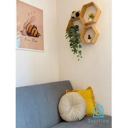 Apartamento Honey Apartment- Cozy Retreat, 10 Minutes To Old Town *