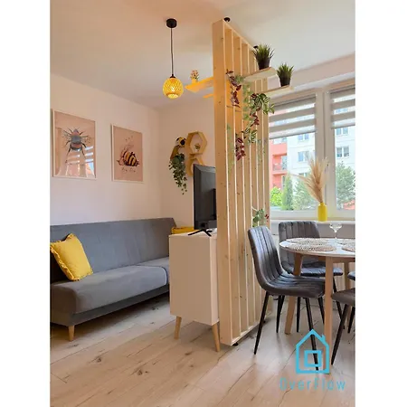 Apartamento Honey Apartment- Cozy Retreat, 10 Minutes To Old Town Gdańsk