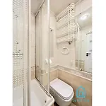 Apartamento Honey Apartment- Cozy Retreat, 10 Minutes To Old Town *