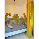 Apartamento Honey Apartment- Cozy Retreat, 10 Minutes To Old Town Gdansk
