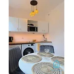 Apartamento Honey Apartment- Cozy Retreat, 10 Minutes To Old Town