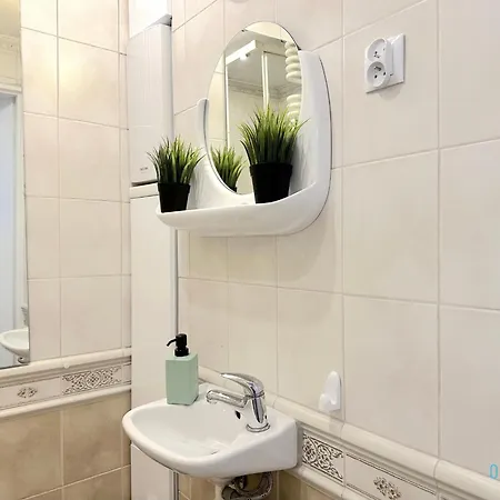 Apartamento Honey Apartment- Cozy Retreat, 10 Minutes To Old Town *