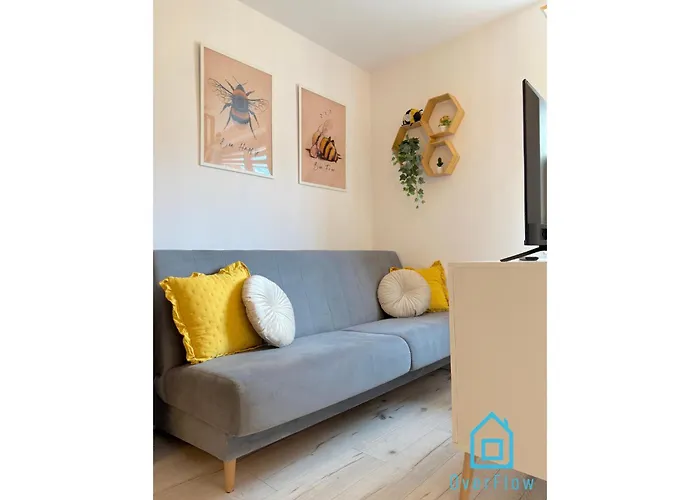 Honey Apartment- Cozy Retreat, 10 Minutes To Old Town アパート