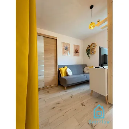 Honey Apartment- Cozy Retreat, 10 Minutes To Old Town Gdaňsk